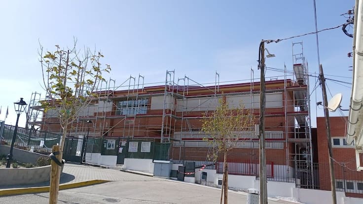 Rosa Valera, concejala de Educación de Torrejón de Velasco, explica la retirada de amianto en el colegio del Pilar