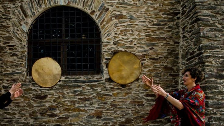 Mucho antes que el beef estaba la regueifa: guía básica para rimar con retranca en pleno entroido