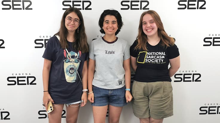 Inés Giner, Eva Pey y Lucía Ruiz, miembros del Club de lectura para jóvenes de 13 a 15 años de la Librería 80 Mundos, en Hoy por Hoy Alicante (2025-07-17)