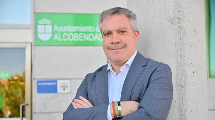 Ángel Sanguino, portavoz del PSOE Alcobendas, denuncia que el Ayuntamiento ha recibido más quejas y reclamaciones en el último año, y que este ha tardado más en responder a la ciudadanía