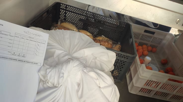 Eva Túnez, representante de la CNT en el servicio "Menjars a Casa" del Ayuntamiento de Alicante, denuncia que se está recogiendo comida y ropa sucia con restos de orines y heces en el mismo vehículo