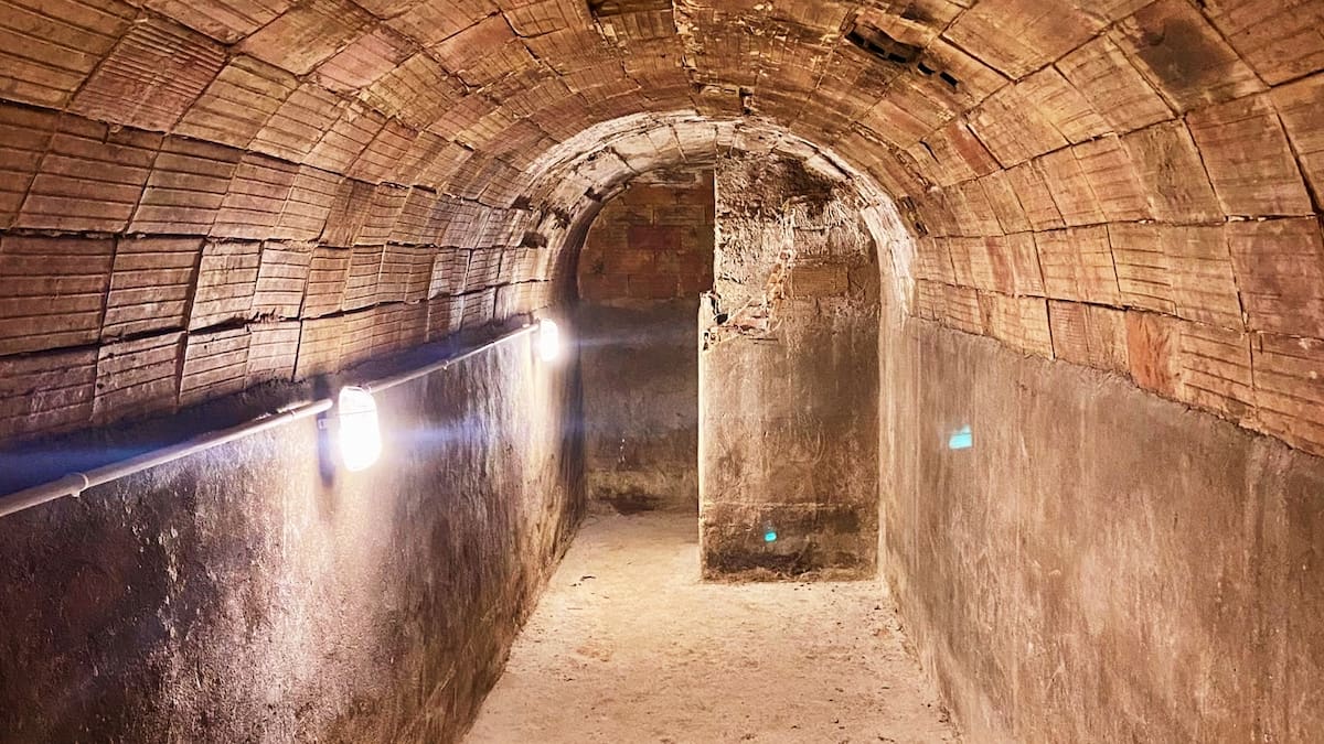 La Columna de Carlos Arcaya: «¿Qué significa la "resignificación" de los refugios antiaéreos de Alicante?»