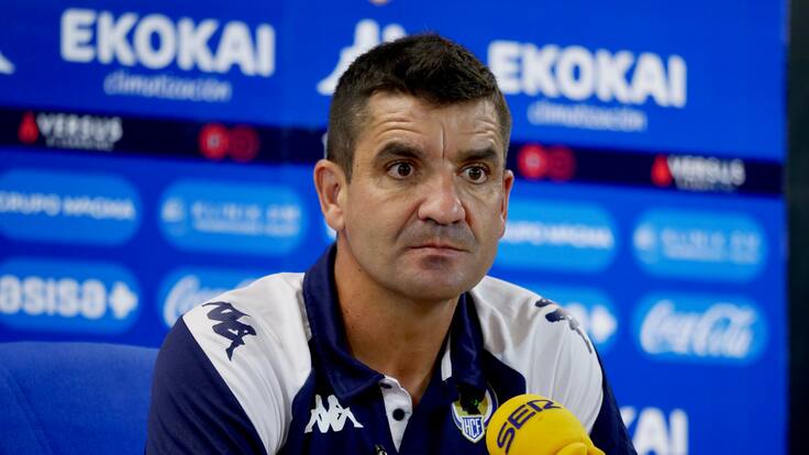 Rueda de prensa de Rubén Torrecilla, entrenador del Hércules, en la previa del partido ante el Antequera