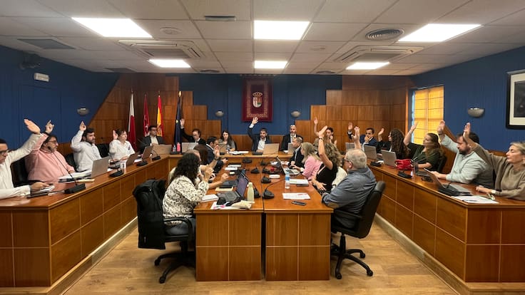 Jorge Bueno, concejal de Deportes de Paracuellos de Jarama, explica el proyecto para la construcción de una nueva piscina cubierta