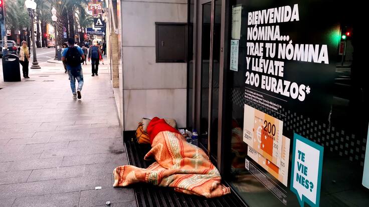 CHARO MORENO Y VANESSA DE LA CUEVA, PORTAVOCES DE LA RED REAPSHA, Y JOSÉ GINÉS, QUE SALIÓ DE LA CALLE, EN HOY POR HOY ALICANTE