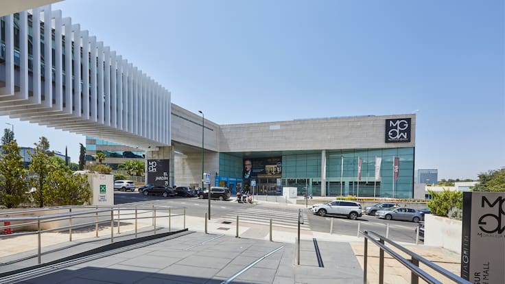 Gonzalo Senra de Rivoli Asset Management y CBRE, y Cristina Pérez Ruano, gerente de Moraleja Green, sobre el 30 aniversario del centro comercial situado en Alcobendas