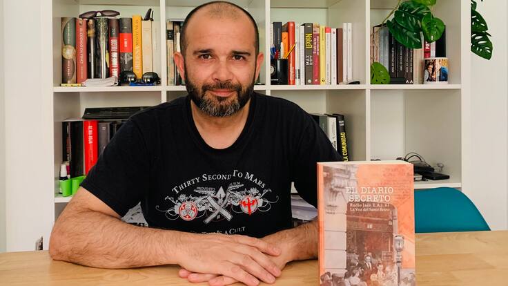 Antonio Reyes, escritor: "El Diario Secreto cuenta en forma de novela parte de la historia de Radio Jaén"