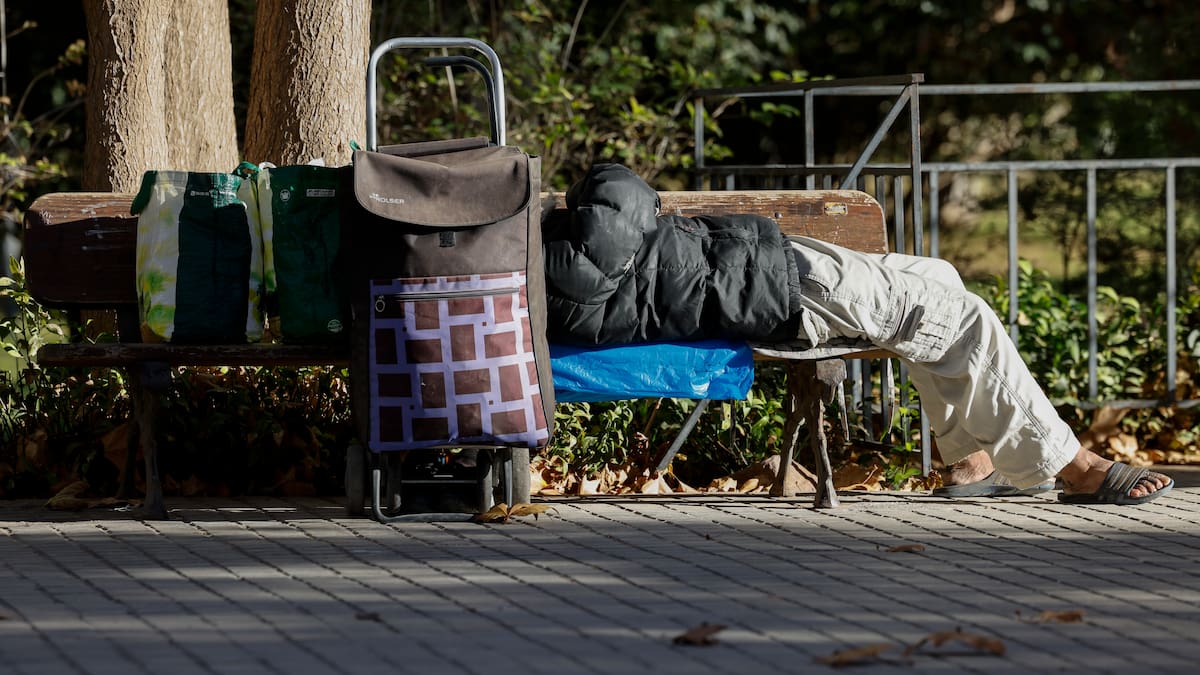 Málaga intensifica la entrega de ropa de abrigo y comida a personas sin hogar ante la ola de frío