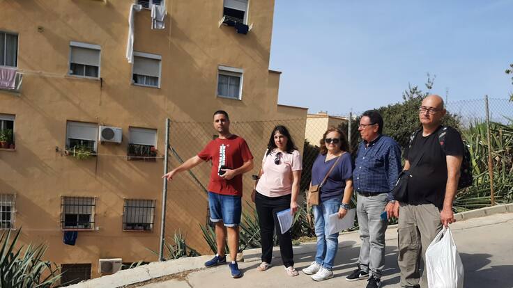 A los vecinos de calle Bocana en el barrio malagueño de Las Flores les faltan 10 metros de acera