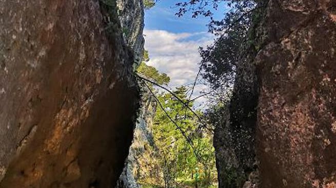 Un camino entre callejones hasta la cueva de los Moros en Las Majadas