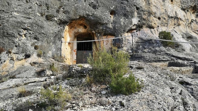 Ruta hasta la ermita de San Miguel de Hortalén excavada en la roca de Los Palancares