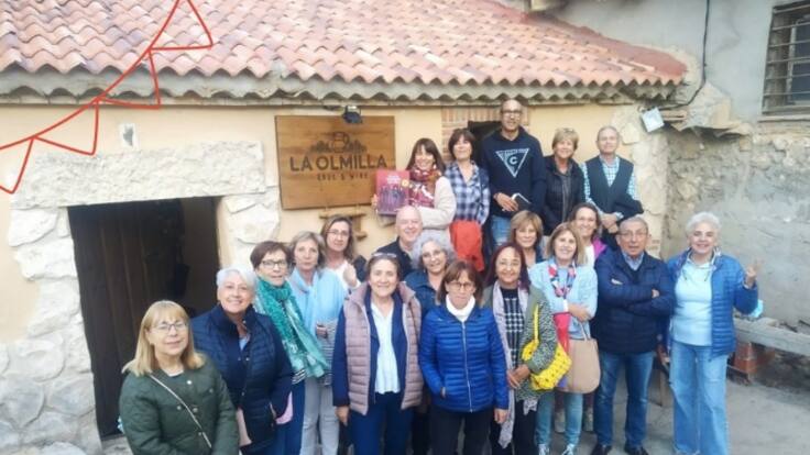 Una de las responsables del Club de Lectura de la Biblioteca, Judith Paredes, y una de sus usiarias, Marisa Frómesta, repasan el reciente regreso a la actividad con el comic 'Siempre tendremos 20 años'