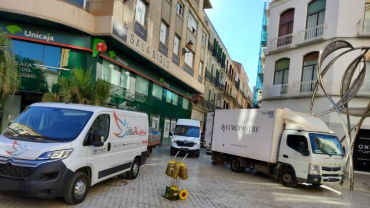 Los repartidores del Centro de Málaga sin tiempo ni espacio para las entregas