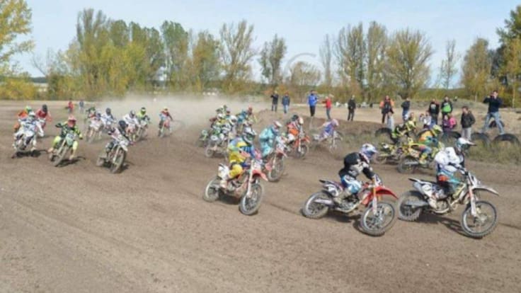 Uno de los responsables del Moto Club Aranda, repasa en El Banquillo, la próxima cita del Campeonato de Castilla y León en el Circuito de La Calabaza
