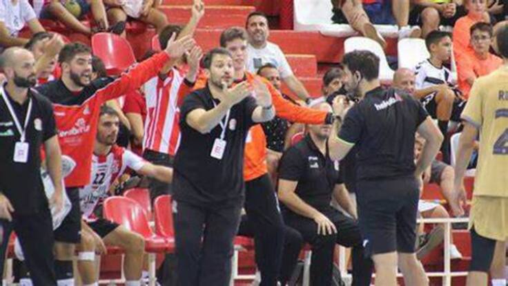 El entrenador de Puerto Sagunto, Toni Malla, repasa en El Banquillo el estreno copero ante el Villa de Aranda en el Príncipe de Asturias