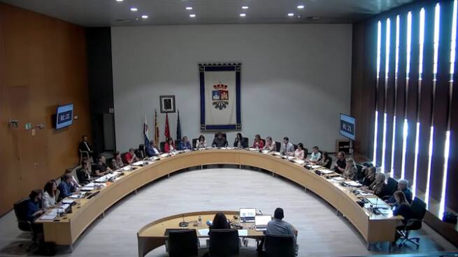 La portavoz del PP, Noelia Núñez, y el alcalde de Fuenlabrada, Javier Ayala, debaten sobre la construcción de una plaza de toros fija