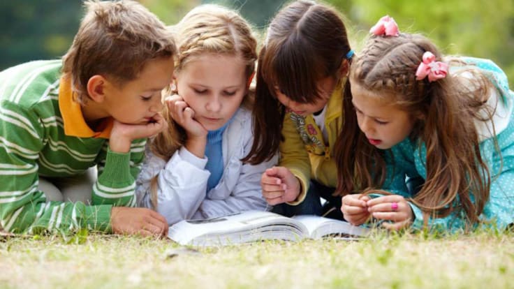 "Es más importante leer que hacer los deberes todos los días": la razón por la que los niños que leen en casa con sus padres tienen medio curso adelantado