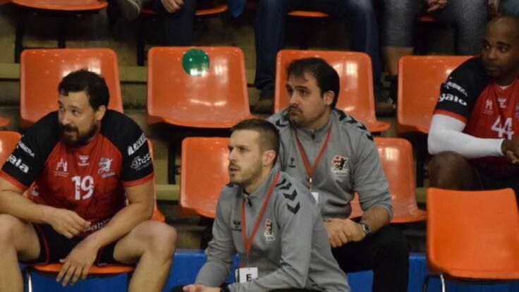 El entrenador de San Pablo Burgos, Nacho González, repasa en El Banquillo la previa del derbi ante el Tubos Aranda