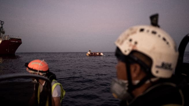 Un coordinador de MSF, a bordo de un barco de rescate frente a las costas italianas: &quot;La gente se está tirando al agua en un intento desesperado de llegar&quot;