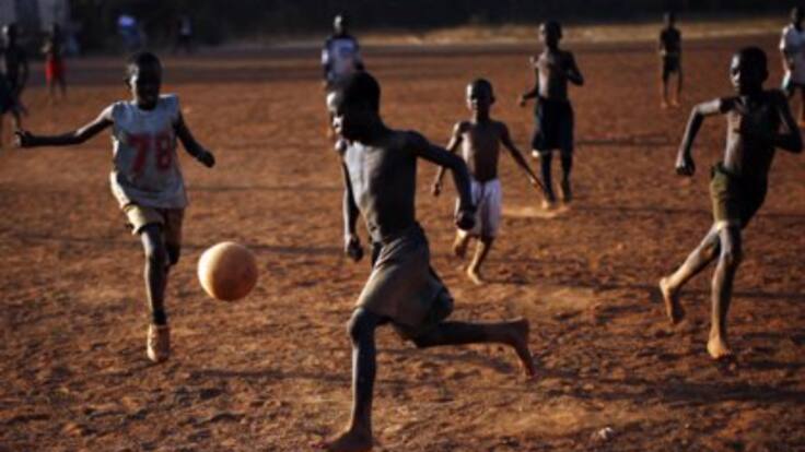 La Fifa permitirá que los menores no acompañados jueguen al fútbol federados: "Es un medio de integración social"