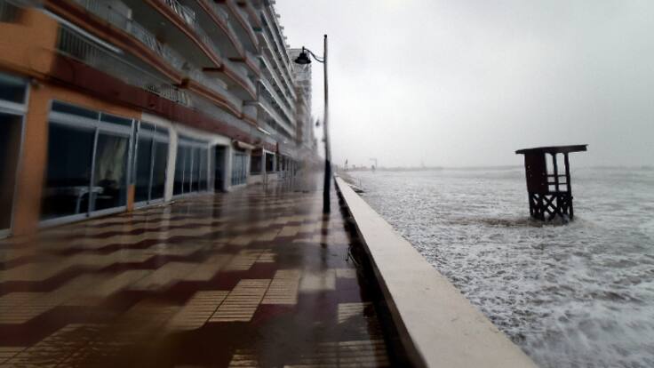 Entrevista a Juan Botella, alcalde de El Perelló y Amparo Peris, presidenta AAVV playas Almardá, Corinto y Malvarrosa