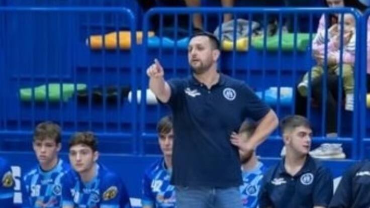 El enternador de Unión Financiera Oviedo, Ricardo Margareto, repasa en El Banquillo la previa del partido ante el Tubos Aranda