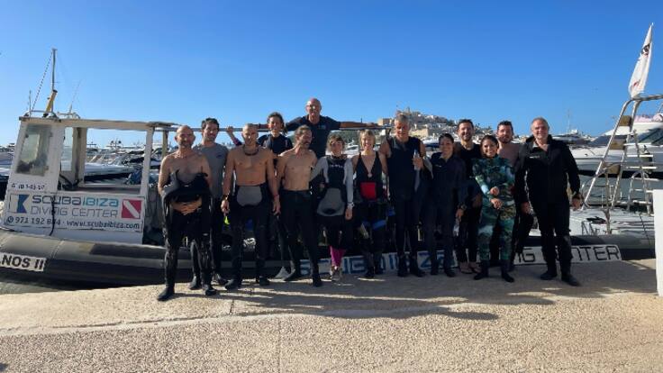 Una zambullida para observar la floración de la posidonia en Ibiza