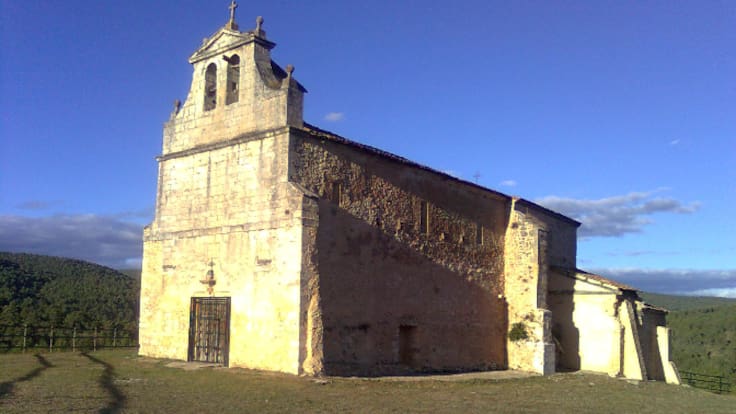 Ruta entre pinos hasta la ermita de Nuestra Señora de Los Hoyos en El Pozuelo