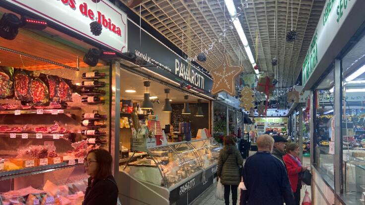 Navidad atípica en el Mercat Nou con precios disparados y clientes que quieren reducir el gasto