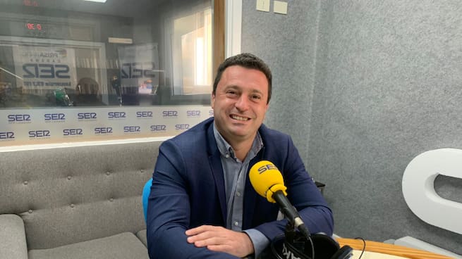 Óscar Noda valora el frente común que forman Yaiza, Cabildo y Gobierno para soterrar las torretas