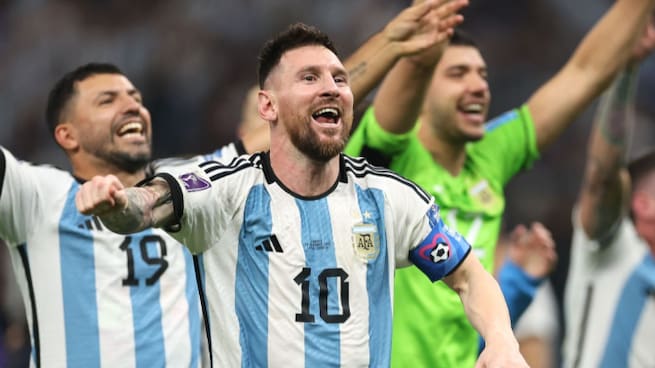 La narración de Lluis Flaquer del Mundial de D10S: &quot;El Diego, desde el cielo, hermana su mano con Messi&quot;
