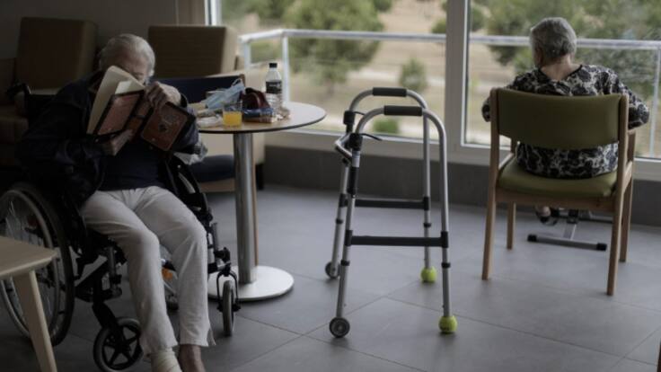 REPORTATGE. Des de dins d'una residència: "Hi ha gent gran que va corrents sola al lavabo i es cau"