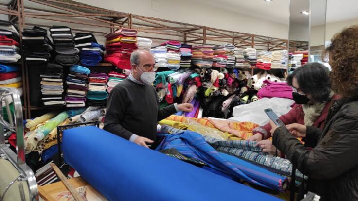 Un día con... Julián Tejidos medio siglo detrás del mostrador