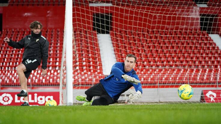 El portero de la UD Almería se dirige a la afición