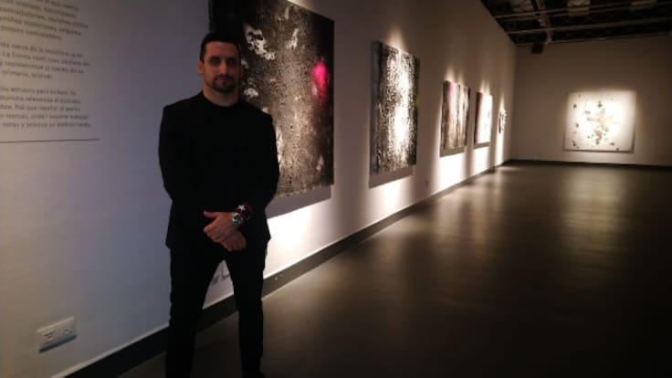 El artista gijonés Carlos García, cuñado de Cristiano Ronaldo, presenta su exposición 'Geomorfología'
