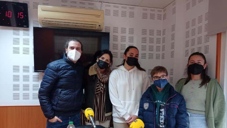 Los ganadores del certamen 'X Premio Ángeles Pascual' y alumnos del IES Ramón Arcas Meca exponen sus relatos