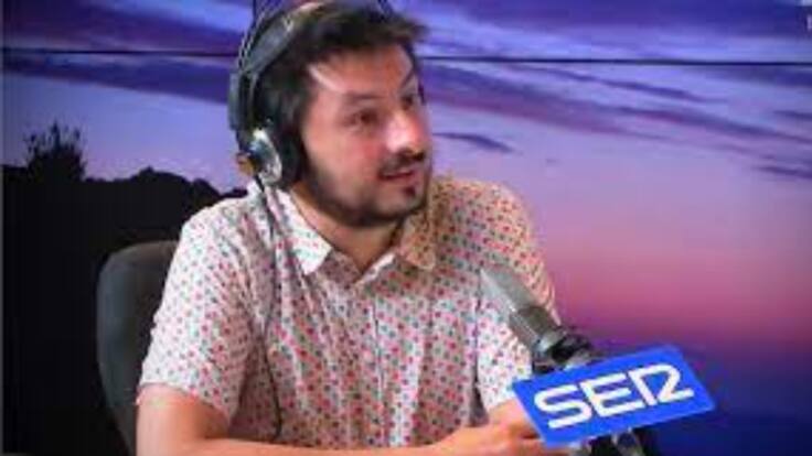 Antonio Lucas tapado con una manta marrón recuerda el manta que fue en la infancia