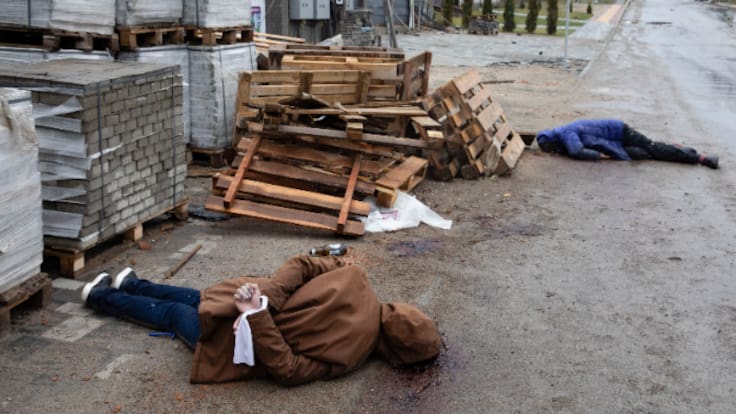 "Los cadáveres estaban a un lado y a otro de la acera, no terminaba nunca": Fotografiar la masacre de Bucha