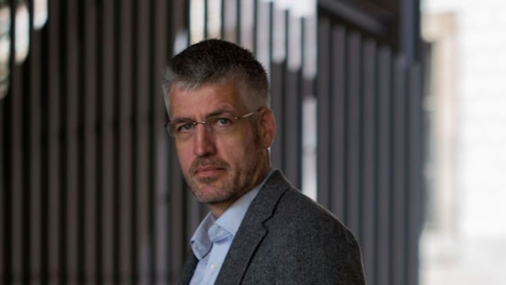 Alec MacGillis denuncia los peligros de la vida ‘a golpe de clic’