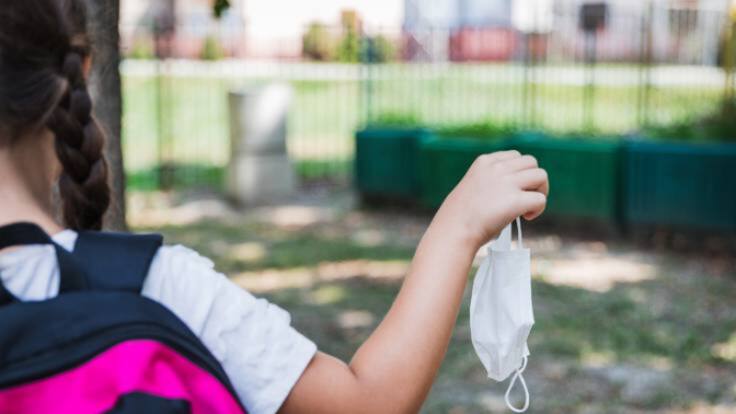 Los alumnos de 1º y 2º de ESO mantienen la mascarilla mientras el resto se 'liberan'