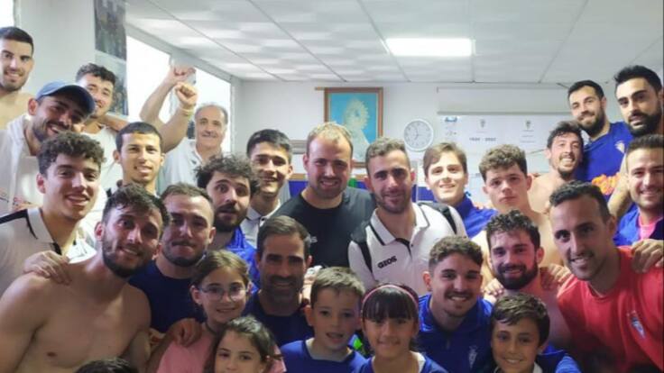 Entrenador y jugadores del Villena CF