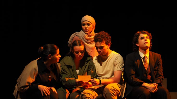 Charlamos con varios alumnos y profesores de los IES Narcís Monturiol y Las Américas sobre el certamen de teatro escolar