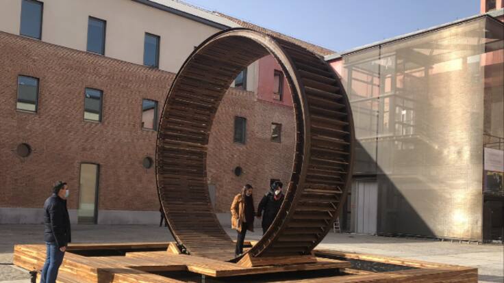 La rueda de Miler Lagos con la que puedes hacer que llueva y otras esculturas que ha traído Madblue esta primavera