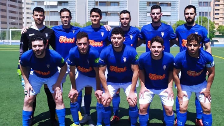 Entrenador y jugadores del Villena CF