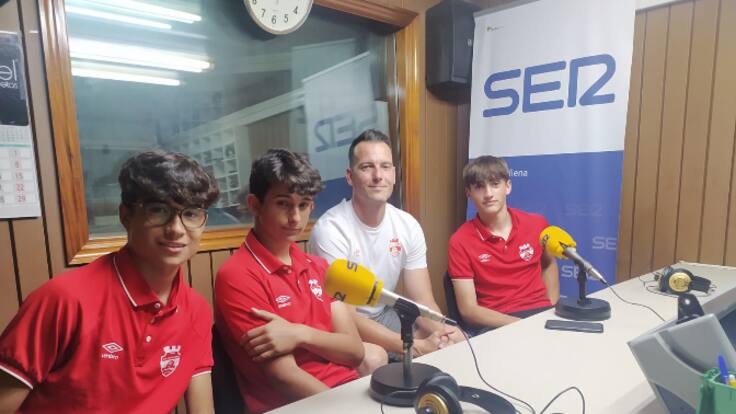Entrenador y algunos jugadores en Radio Villena SER