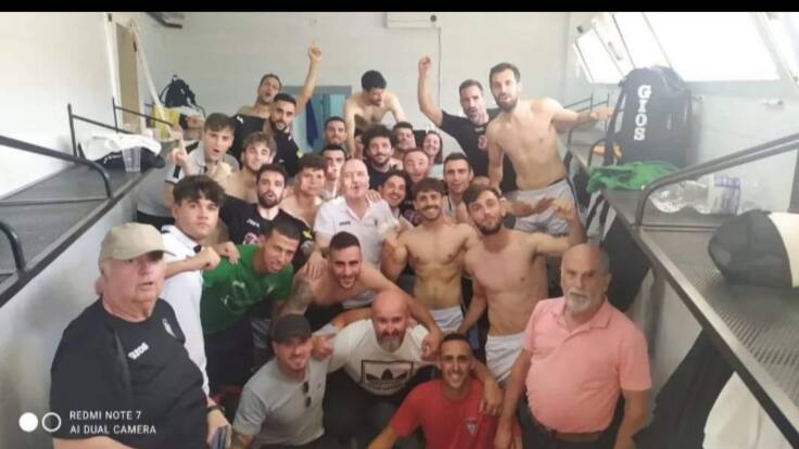 Técnico y jugadores del Villena CF