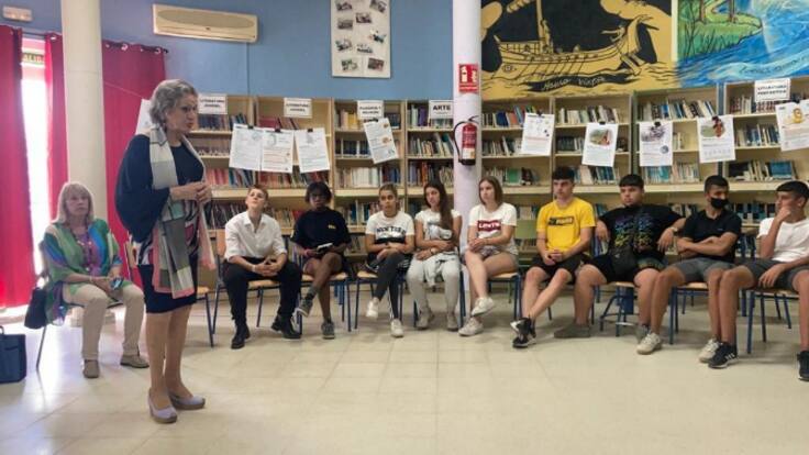 Manolita Chen narra su experiencia a los alumnos del IES El Getares