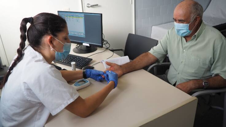 ENTREVISTA. David Arribas, metge de família, Berta Callau, estudiant de MIR: “La falta de metges de família és un cúmul de 10 anys de retallades i desprestigi constants”