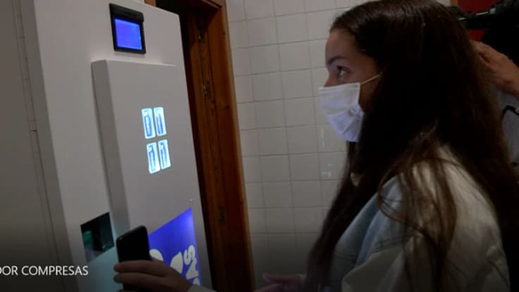 La UVigo instala el primer dispensador gratuito de tampones y compresas