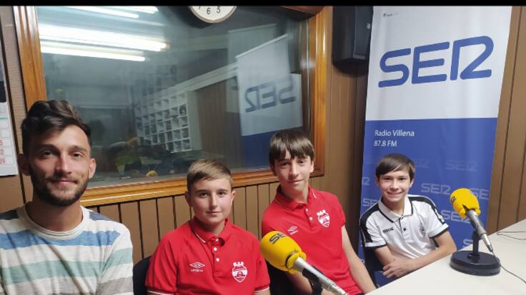 Entrenador y capitanes del equipo en Radio Villena SER